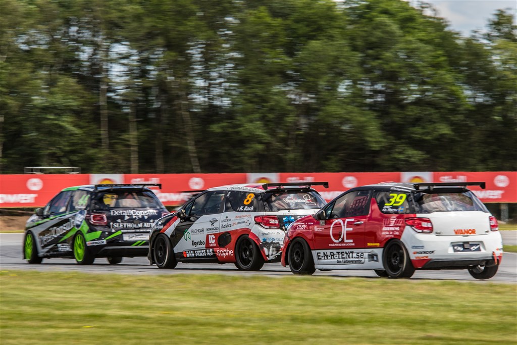 Mens den danske DS3 Cup er på sommerpause, så er der gang i den svenske udgave af klassen. Og flere af de danske kørere har taget turen til Falkenberg - det gælder blandt andet Kenn Bach
(Foto: Niklas Majgaard/Insight Racing)